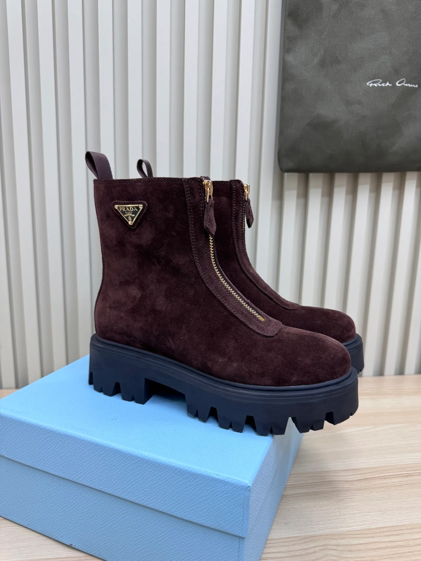👟👟Ex-factory price 680👟👟 Prada / Prada couple's Martin boots are here, comfortable and elegant to wear. The original molded outsole of the counter is 1:1 replica. It is made of non-slip and wear-resistant imported TPU tin mold vacuum outsole. Tank-shaped thick sole. Fabric: imported anti-explosion cowhide. Lining: imported mixed sheepskin lining. Sheepskin foot pads. Outsole: tin molded beef tendon sole. Code number: 35-41 (42 customized)